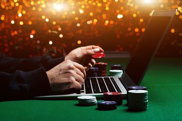 Pengguna royalhoki77 mengakses halaman pendaftaran menggunakan ponsel dengan jaringan internet di Indonesia