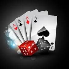 Dealer casino profesional mengontrol meja live casino dengan kartu dan chips